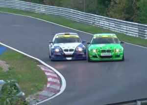Nebezpečná bouračka na okruhu Nürburgring. Tyto dvě M3 se na asfalt už asi nedostanou!