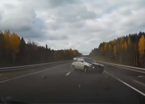 Takto to dopadne, když se při předjíždění nepodíváte do zrcátek. Stačí málo!