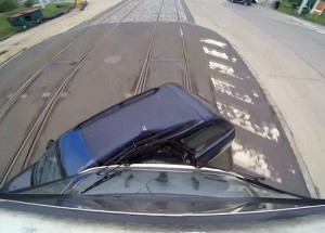 Ostrý náraz tramvaje s autem. Tohle by nikdo nepřežil!