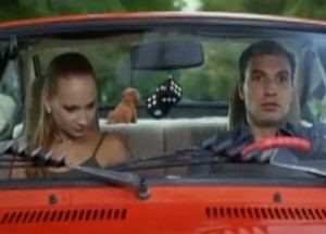 Pamatujete na tuhle legendární reklamu? Jiří Macháček se stopařkou neskutečně baví i po letech!