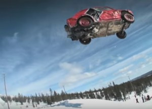 Vzali stará auta a vyrazili závodit po sjezdovce!