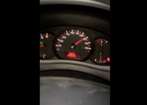 Co se stane, když v autě ve 150 km/h zařadíte dvojku? Brutální odpověď ve videu!