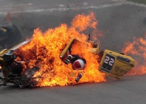 Závodník málem uhořel po nehodě na okruhu v Brně!