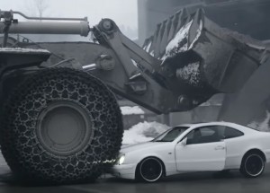 Zaměstnanec se naštval na svého šéfa a přejel mu auto bagrem!