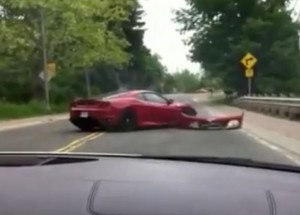 Natáčel frajírka s Ferrari, který jel před ním. O pár sekund později přišel čelní náraz...