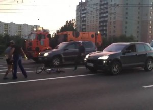 V Rusku je možné všechno. Podívejte se, co si dovolila parta agresorů k cyklistovi!