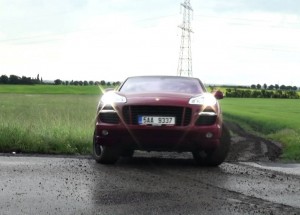 Se svým autem smykuje jako na kole! Podívejte se, co předvádí řidič Porsche.