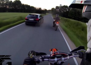 Těžká havárie mladíků v Audi.