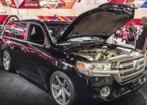 Tahle bestie jede více než 350 km/h. Neuvěříte, kolik má koní!