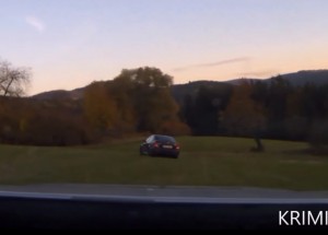 Narkoman se zákazem řízení ujížděl policii. Byla z toho honička jak z akčního filmu!