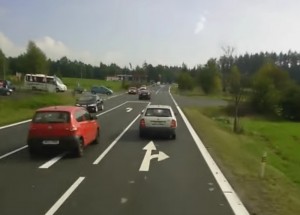 Tohle mohlo dopadnout hodně špatně. Čech za volantem předvedl opravdu pořádnou prasárnu!