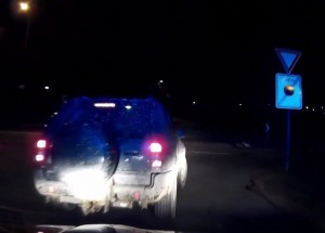 Policisté z Karviné mají za sebou honičku s jeepem. Neuvěříte, kdo se řidiči snažil pomoci!