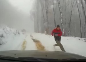 Řidič se šel vymočit, ale zapomněl na důležitou věc. A skončilo to špatně...