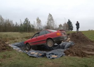 Důchodce v Audi skočil do bazéno s colou. Přeskočilo mu?