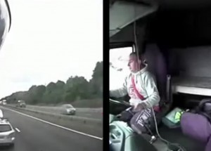 Řidič kamiónu si hrál za jízdy s mobilem. Zavinil smrt čtyř lidí...