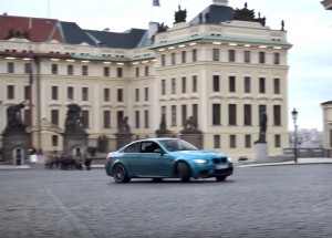 To je blázen! Driftoval se svým BMW přímo před Pražským hradem...