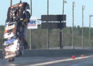 Po nehodě letěl Ford Mustang 90 metrů vzduchem!