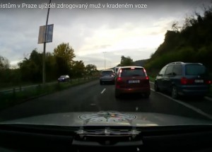 Zdrogovaný muž ujížděl v dopravní špičce v Praze policistům!