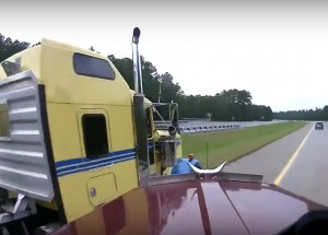 Řidič Nissanu nechtěně vybrzdil kamión. To, co nastalo pak, bylo hodně šílené!