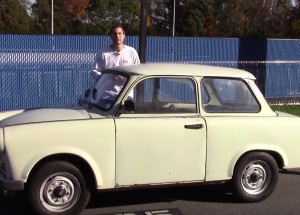 Američan si vyzkoušel jízdu v Trabantu. Vůbec nechápal, do čeho si to sednul...