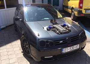 Volkswagen Golf udělá 300 km/h pod 11 sekund! Tuhle rychlost nepochopíte!