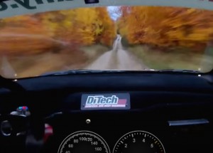 Dva borci jeli v rallye autě lesem rychlostí 200 km/h. Neuvěříte, co je v lidských silách!