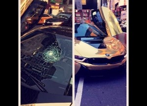 Psychopat rozflákal přední sklo na zlatém BMW i8!