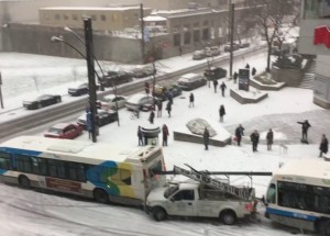 Nejvtipnější situace na silnici. Nehoda z Montrealu baví celý internet!