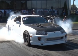 Divoké sprinty s Toyotou Suprou, která má přes 1000 koní. Tahle raketa trhá asfalt!