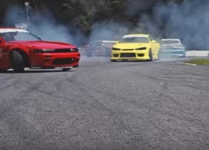 Tohle video vysvětluje podstatu japonského driftu. Je to skutečné umění!
