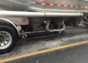 Auto se zaklínilo pod kamion, až nebylo vůbec vidět. Řidič zázračně vyvázl živý.