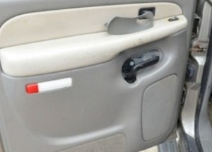 Koupili ojeté auto v bazaru. Když ale našli, co se ukrývalo ve dveřích, zastavil se jim dech!