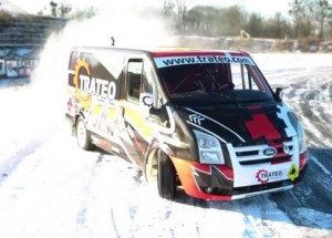 Ford Transit s motorem BMW předvádí ďábelskou jízdu na okruhu.