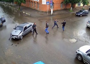 Nejdřív pěsti, potom vyjednávání! Takto diplomaticky se řeší havárky v Rusku.