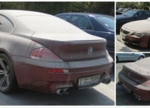 Zaprášená a opuštěná. Do těchto aut v Dubaji stačí jen nasednout a je vaše!