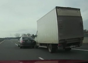 Řidič Superbu si na dálnici dovolil neskutečný manévr. Jeho drzost nezná meze.