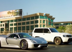 Proti superrychlému Porsche 918 se postavilo SUV Nissan Patrol. Výsledek tohoto závodu vás dostane!