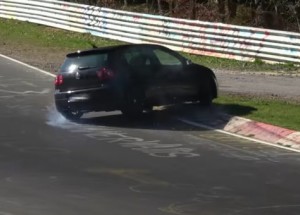 YouTuber machroval na okruhu se svým Golfem GTI. Netrvalo dlouho a auto poslal do kytek!