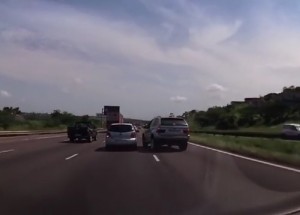 Řidič BMW X5 dostal pořádnou lekci! Vytlačoval auto a sám skončil v příkopu!