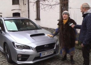 Šílená stařenka si koupila ve svých 81 letech Subaru WRX STI. Zapuštěná do sedačky teď trhá asfalt!