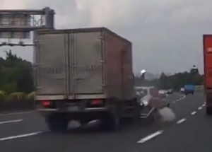 Tohle není manévr Kobry 11, ale pořádného blázna. Koukněte, jak dopadl.