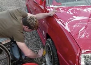 Čech na vozíčku si i přes svůj handicap splnil sen. Jeho starý Favorit vám až vyrazí dech!