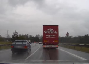 Policie ČR honila dva imigranty v BMW. Sledujte, co udělá řidič kamionu!