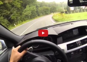 Čech brutálně prohnal své nadupané BMW M5 v běžném provozu. Jede jak pila!