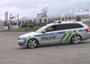 Čeští policisté s Octaviemi se rozhodli, že si pořádně zadriftují. Sledujte, jak to celé dopadlo!
