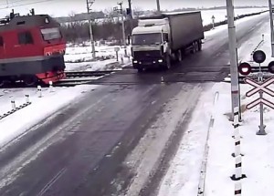 V jednu chvíli si říkáte, že má řidič náklaďáku obrovské štěstí. Pak se situace ale naprosto zvrtne!