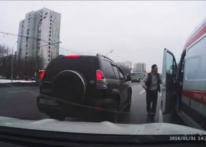 Taxikář vybrzdil vůz pohotovosti. Podívejte se, jak s ním zatočili kolemjdoucí řidiči!