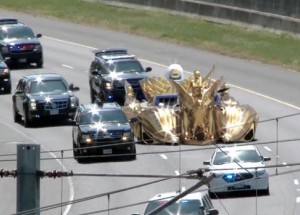 Tento "alegorický" vůz je prototypem pro prezidentské vozidlo Donalda trumpa. Zlato a zase zlato!