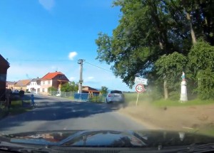 Jezdec v nachipované Škodě Octavii těžce nevychytal zatáčku a vyletěl. Tohle si za klobouk nedá!