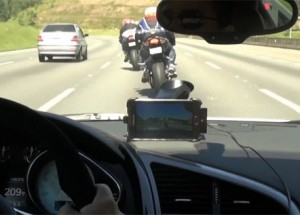 Zběsilý závod Audi R8 s dvěma motorkami na dálnici!